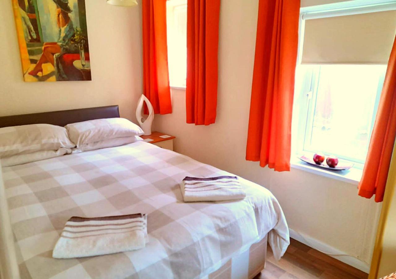 Romantic Lakeside Cottage By The Beach! With Super Cosy Log Burner! The Perfect Escape To Your Home From Home By The Sea! So Relaxing - You Won'T Want To Leave! Pet Friendly! Мейблторп Екстер'єр фото